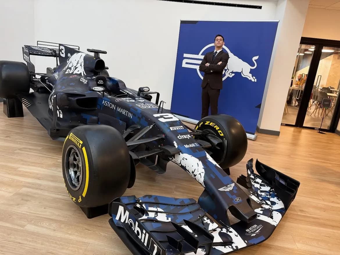 Philip Giuppini accanto a una monoposto di Formula 1 della Red Bull Racing a Milton Keynes